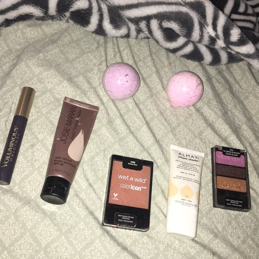 Makeup / bath bombs